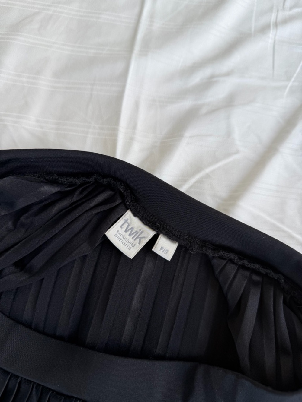 Black Pleated Midi Skirt from Simons - Picture 3 of 3